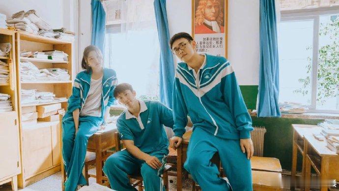 关晓彤黄景瑜王天辰校服照关晓彤课间时间 关晓彤晒校服合影，黄景瑜王天辰同穿校服出