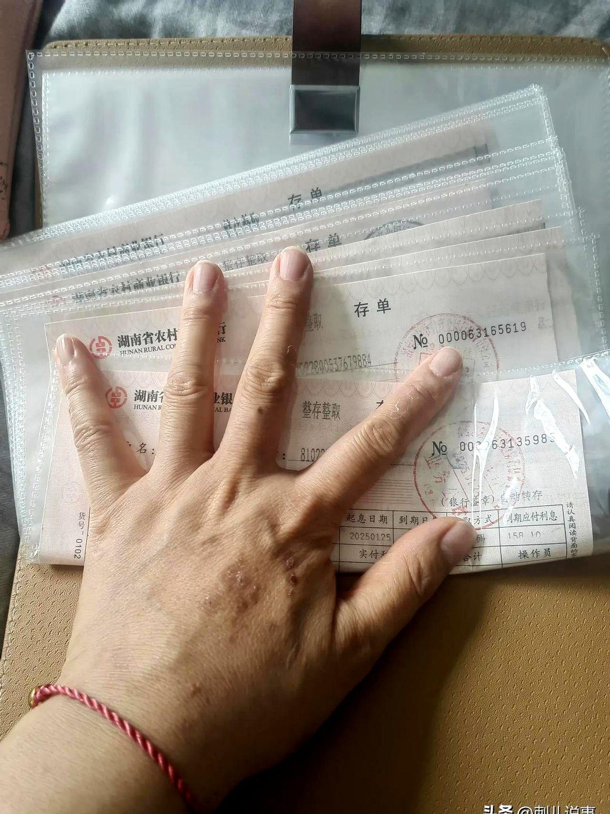 我和老公彼此不知道对方存了多少钱，但我没像他一样藏着上锁。

刚才看到有人讨论钱