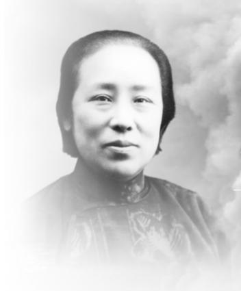 1942年，64岁的何香凝逃港时，遭“海匪”鸣枪逼停，船长陷入绝望，一位老妇人却