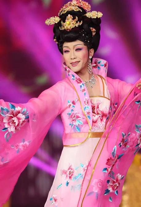 近日，关于“李玉刚暗讽刀郎”的传闻在网络上甚嚣尘上。据相关报道，部分营销号恶意炮