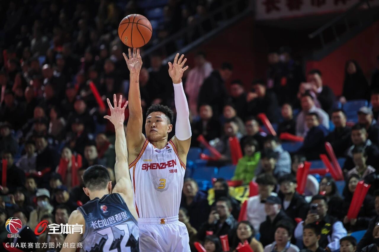 这可是了不起的成就，贺希宁本赛季三分命中数已经突破100，他总共用了237次出手