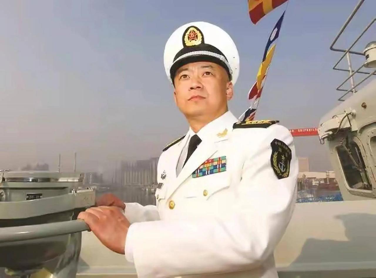 很多人觉得航母舰长是航母上的最高指挥官，其实还真不是。航母舰长虽是正师级大校，和