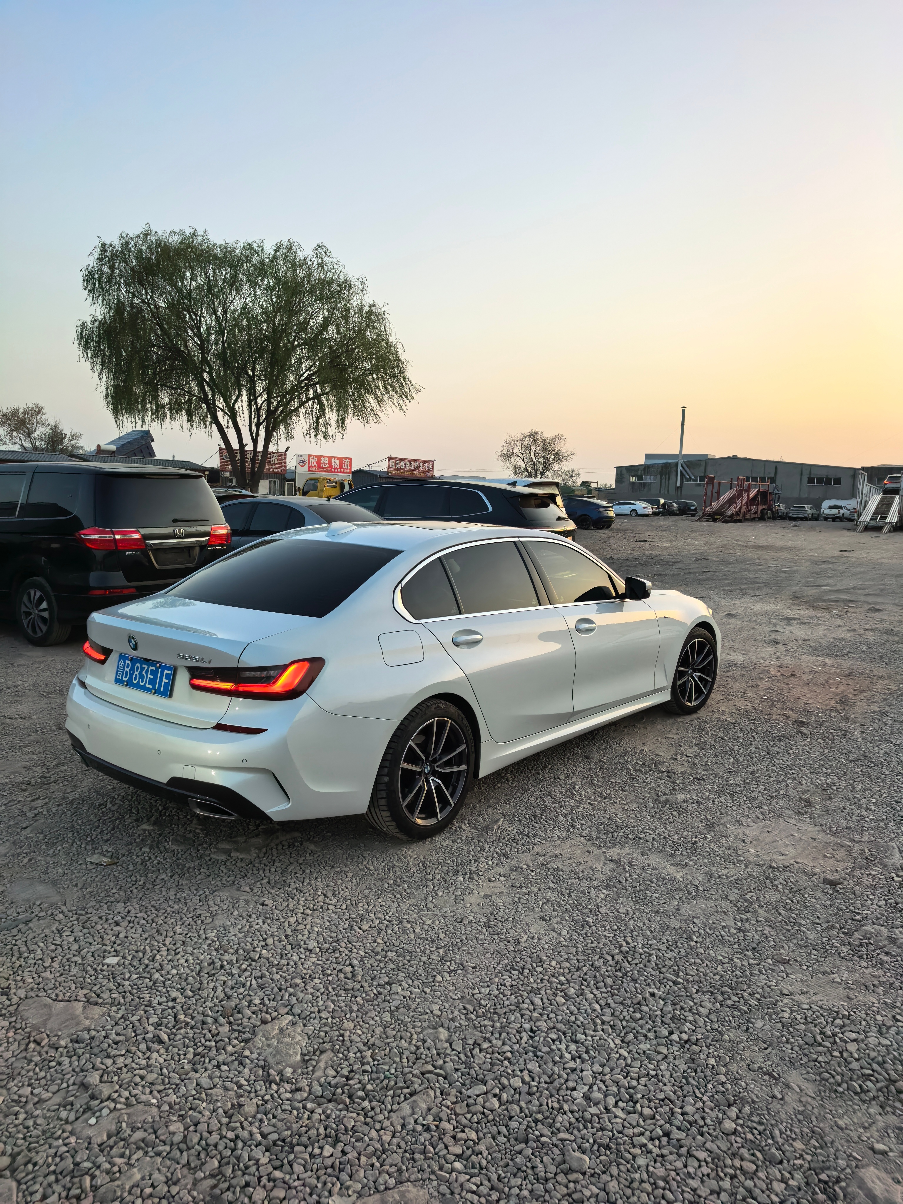 网上打着口号降价30万，去4S店一看，真不是这么回事。宝马基本上都是经销商，每家