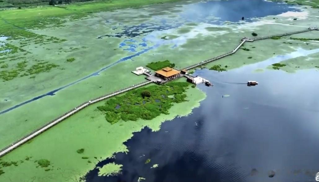 在人生的道路上，我们都是旅行者。有的人选择了舒适的驿站，有的人则选择了艰难的山路