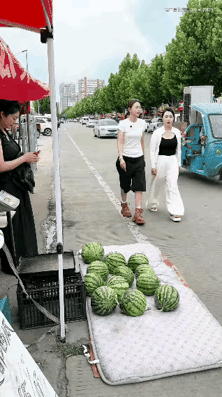 年纪轻轻的，干这些缺得无德的事！不怕丢人吗？

两个美女衣着光鲜逛街，发现有一个