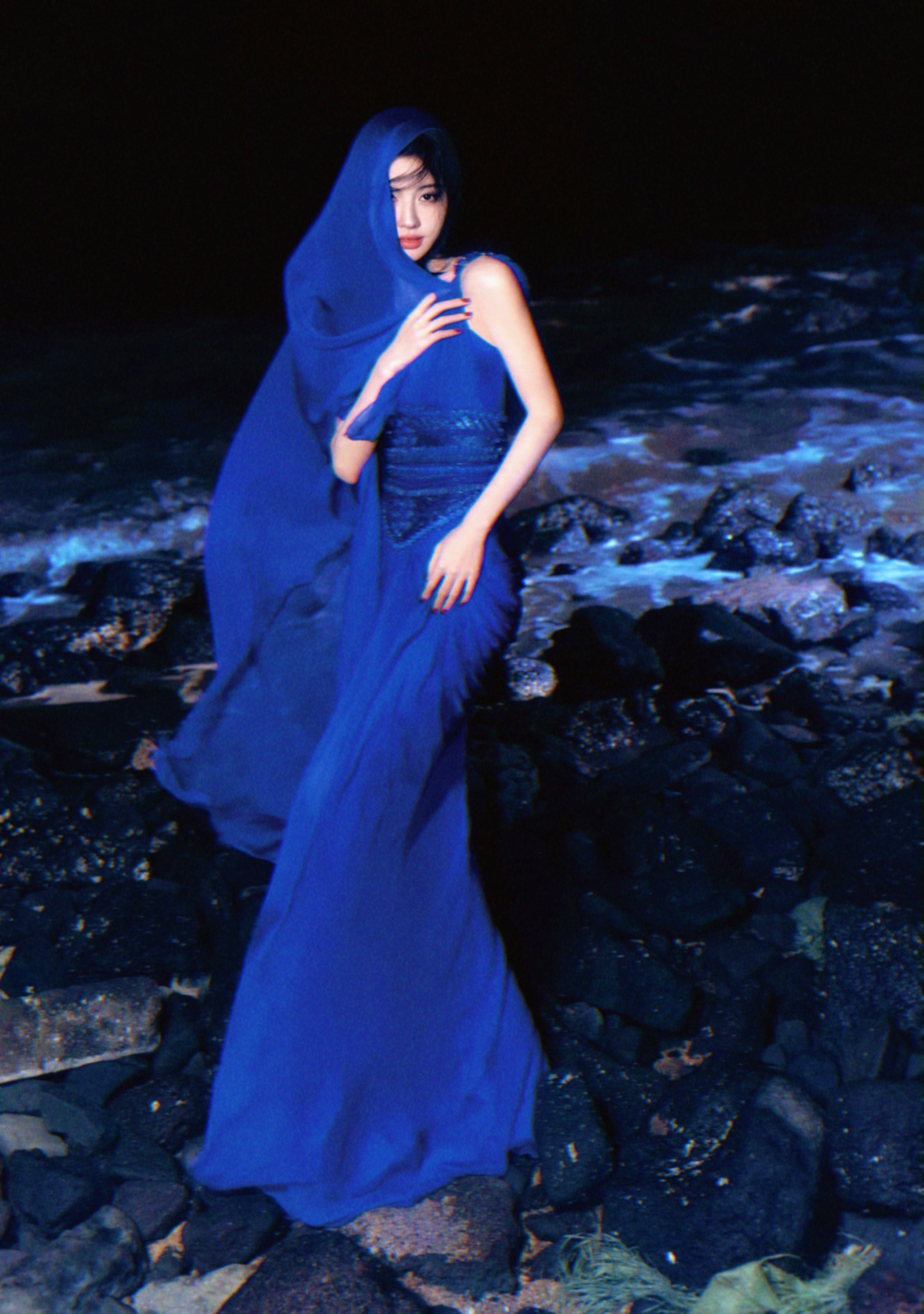 鞠婧祎星光大赏第二套造型：幽蓝幻雾，蓝纱魅影，神秘异域浪漫！ 