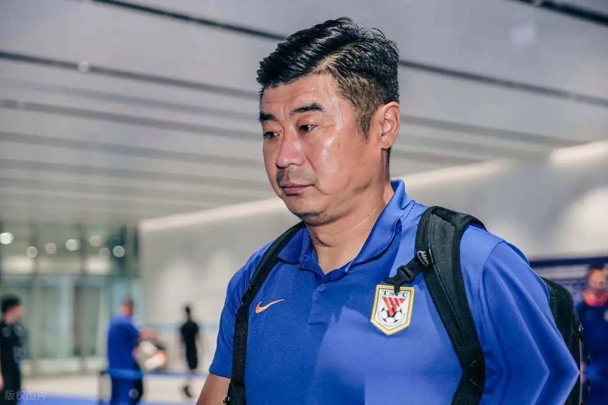 韩鹏一位憨厚正直的山东汉子，辞去山东泰山教练组长，背起行囊，直奔新的岗位。

担