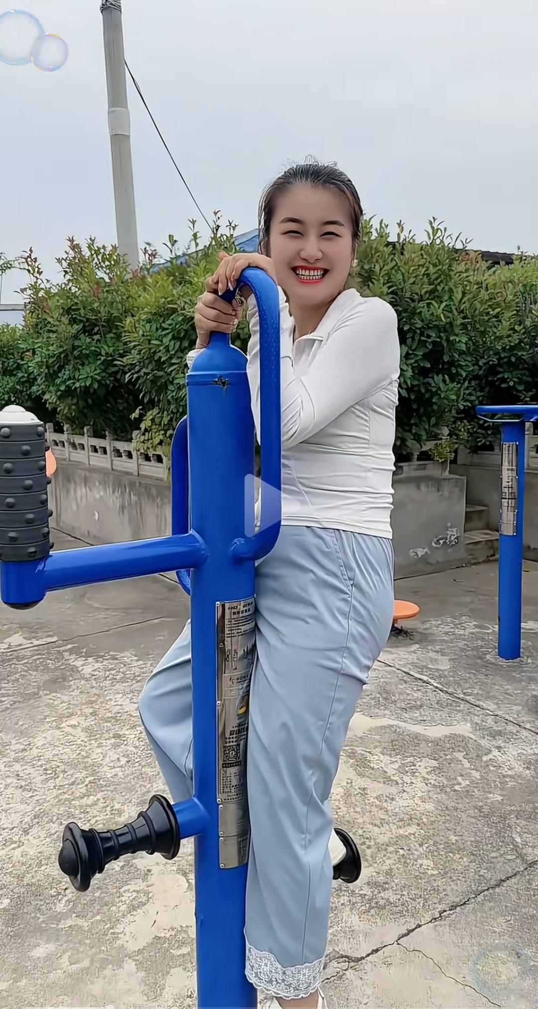 别把烦恼挂在脸上，看看这位美女的笑，你还会不开心吗？