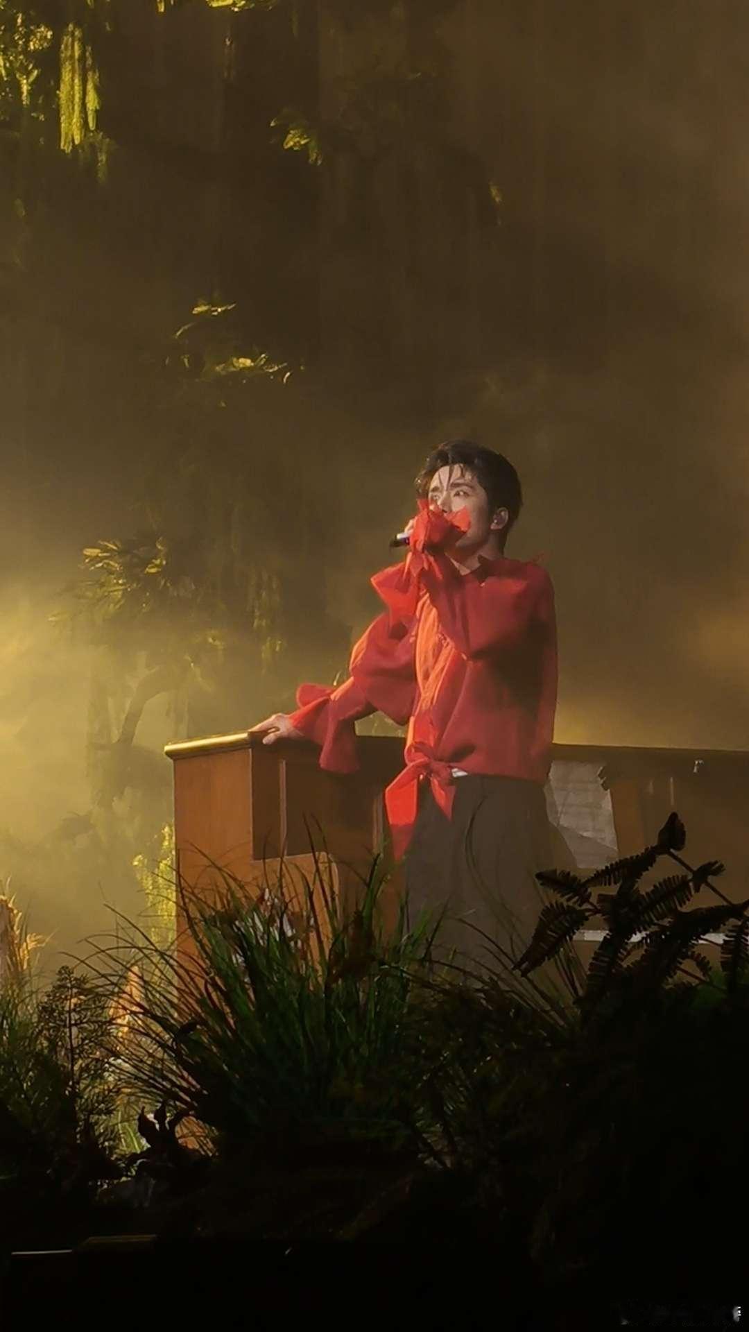 张新成国风新曲戏腔惊艳全场舒缓的声线娓娓而来，国风韵味十足，渐渐打动在场每一个人