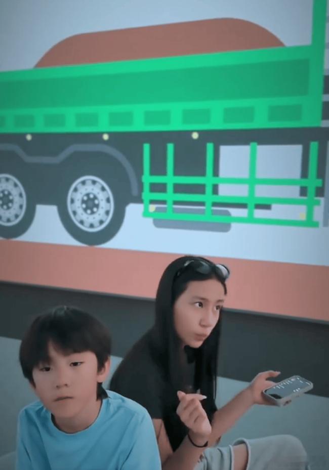 黄少艾侧脸神似黄磊 黄磊孙莉二女儿气质黄磊孙莉家二女儿长相越来越有特点，清冷氛围