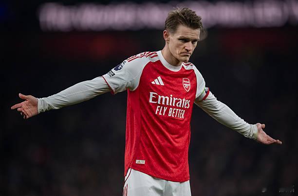 阿森纳2比3曼联 祖比门迪失误，姆贝莫扳平的时候，阿森纳球员还在安慰祖比门迪，并