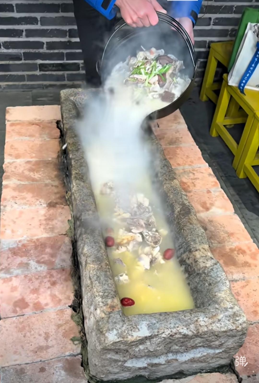 问问大伙，头回看到这个，看到第一图，心里有什么感想？
刚开始，我还以为是喂猪呢，