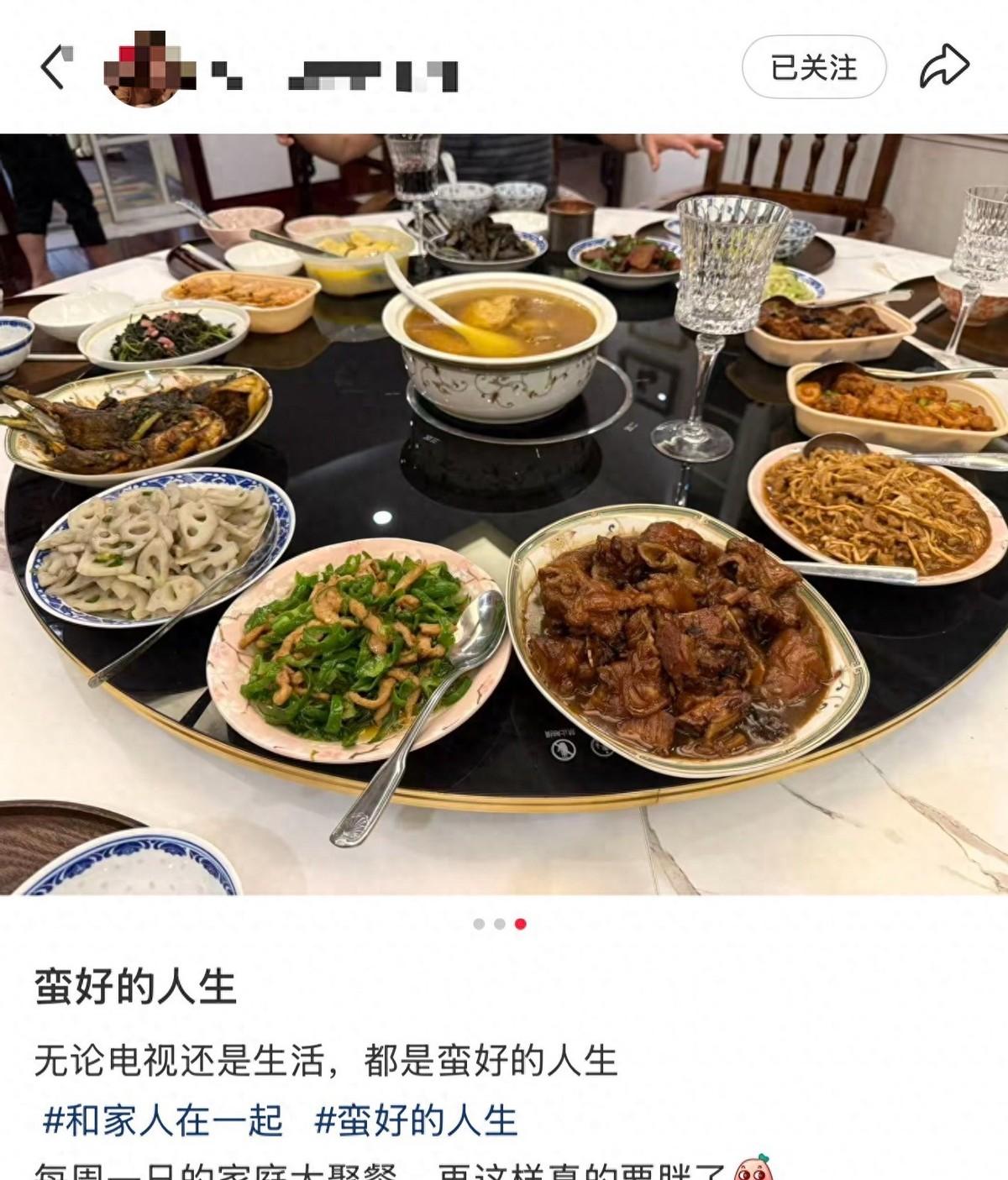 84岁老太太喝啤酒？我去 这画面也太温馨了吧
刚看到朱曼芳和邬君梅母女俩的照片 