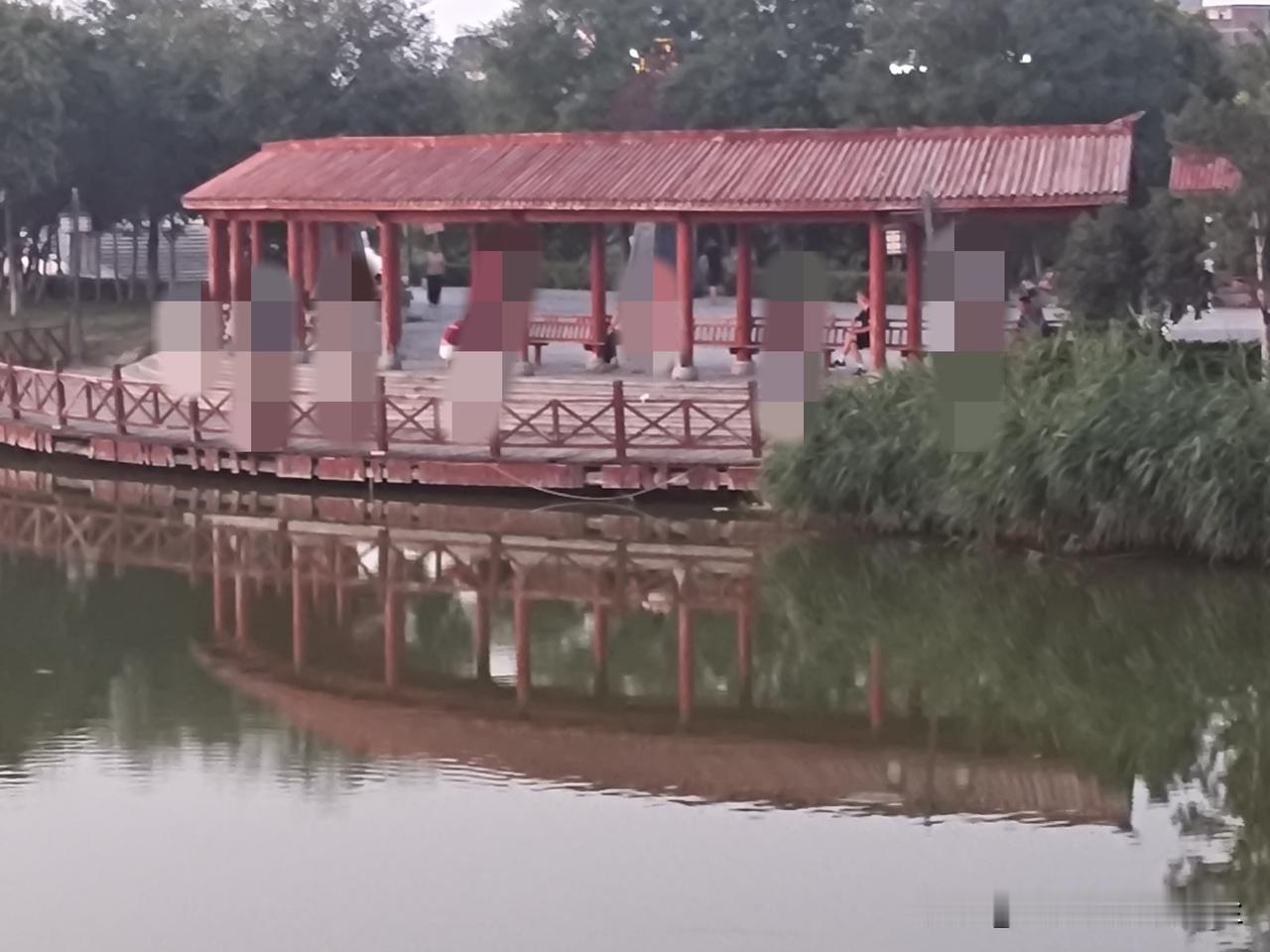 轰轰烈烈的离婚
“如果是我， 我绝对不会按这个剧情走。”我自言自语地说。

“你