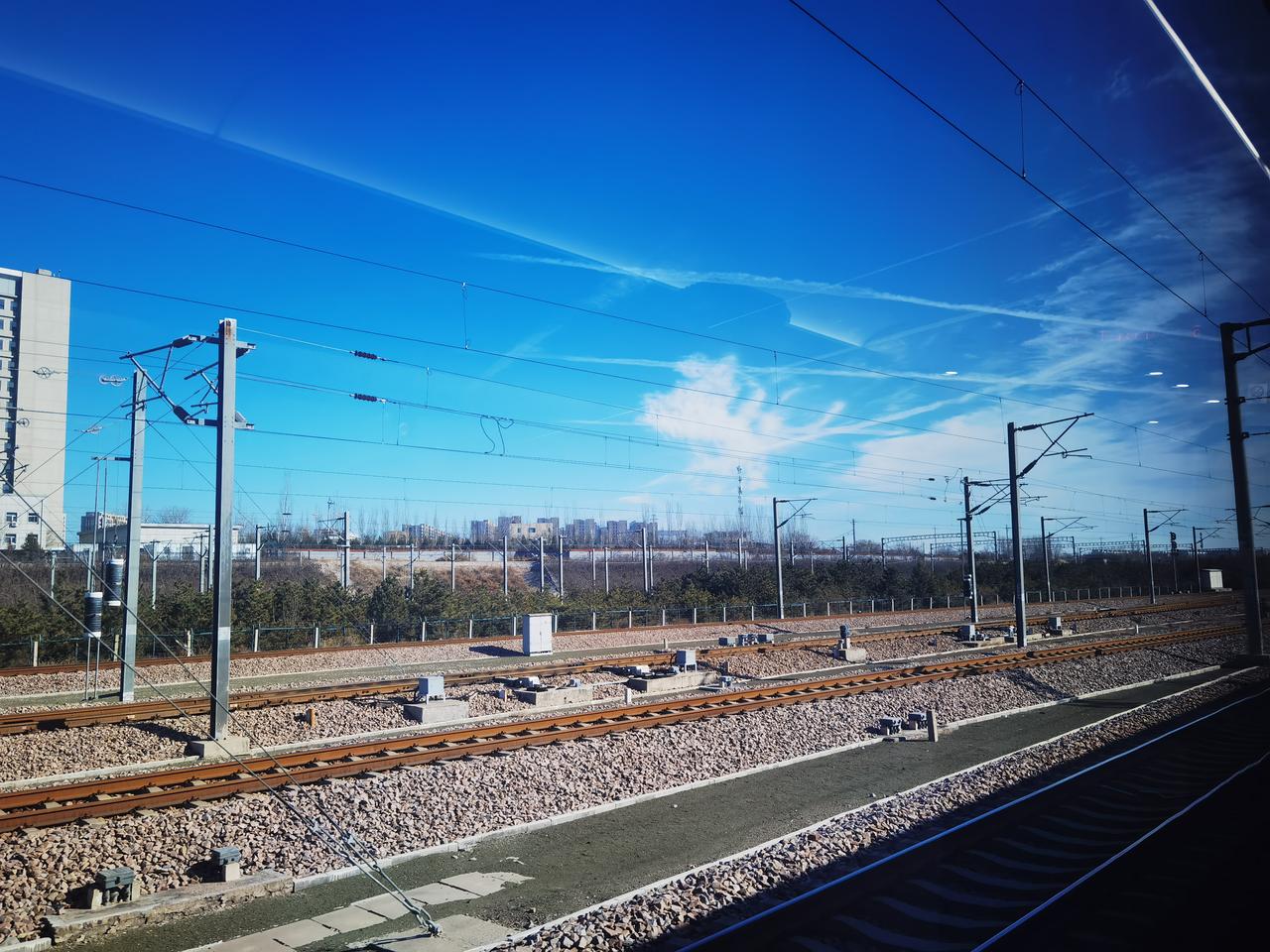 晒图笔记大赛高铁上抓拍了一张天空的照片，看看交叉的“云”线，多美！