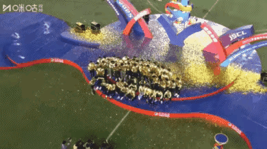 捧杯时刻！泰州队全队身着金色战袍，捧起首届苏超冠军奖杯！
 
南京奥体中心6万多