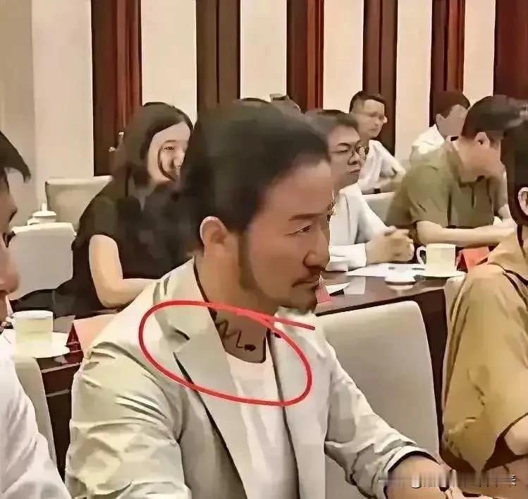 说句实在话，我以前觉得他还不错、拍的电影也还可以……

可是现在我越来越不喜欢这