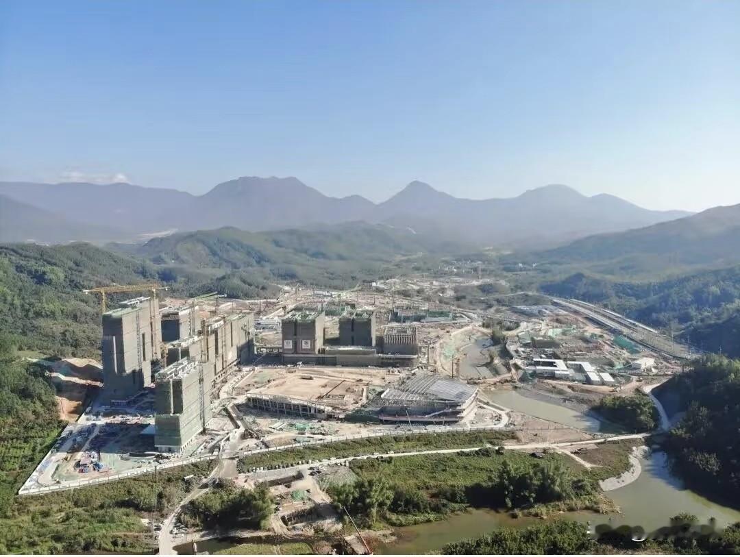 深圳职业技术大学深汕校区最新进展来了，首开区12栋建筑已经封顶，预计在7月全面竣