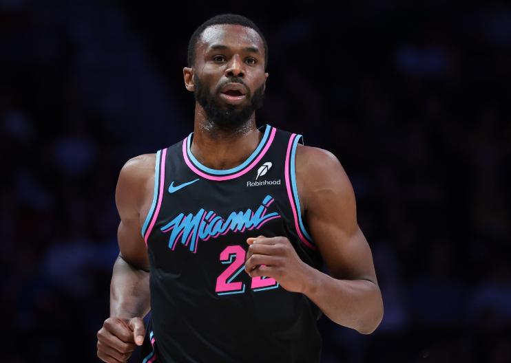 热火客场对阵勇士，上半场66-70落后4分。上半场维金斯出战17分钟9投6中，三