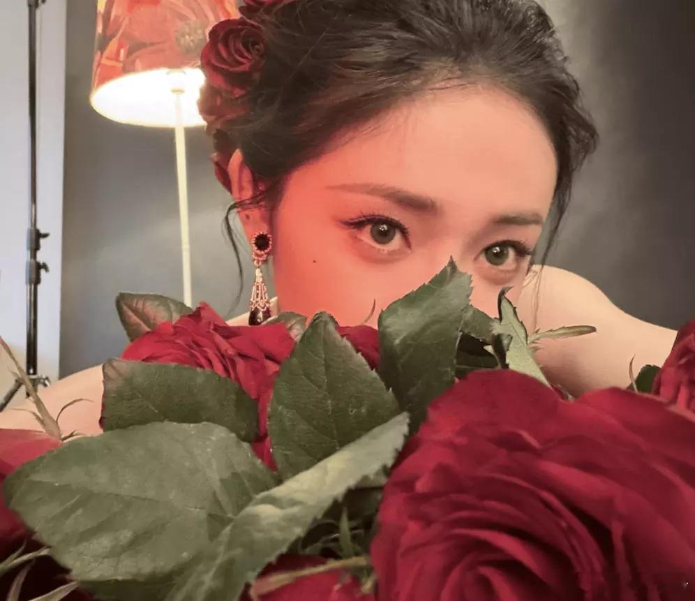 分享娱乐周洁琼穿一袭红裙气质柔媚 红玫瑰点缀画面神态娇俏 