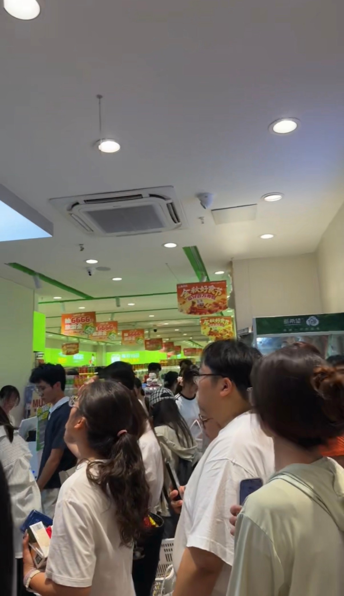 这个来优品一到8号就全是人[泪奔]跟不要💰一样，排了半小时才出来[融化][融化