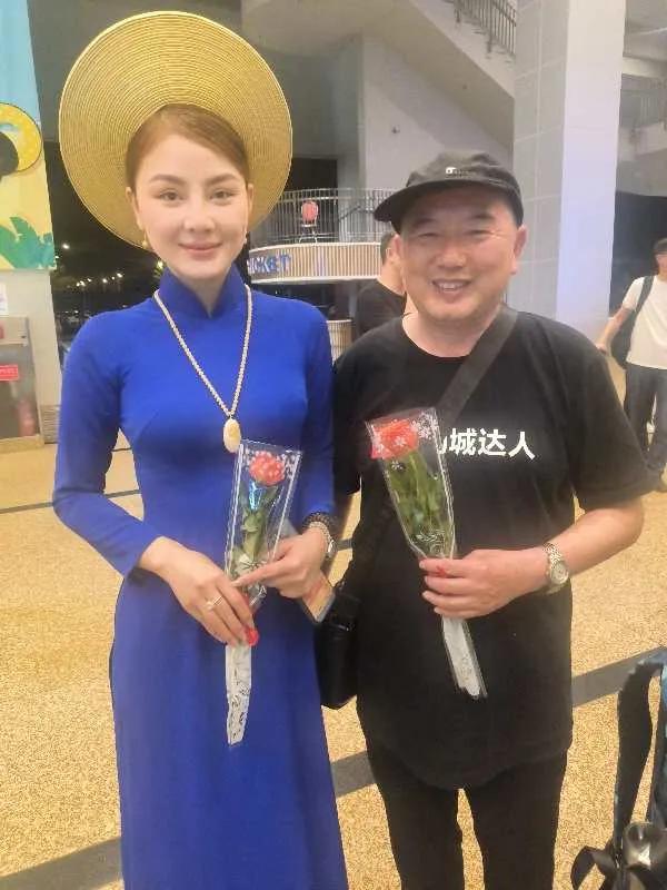 想看看你相册里最珍贵的一张照片前年7月份去俄罗斯海参崴，与俄罗斯小美女在小灯塔景