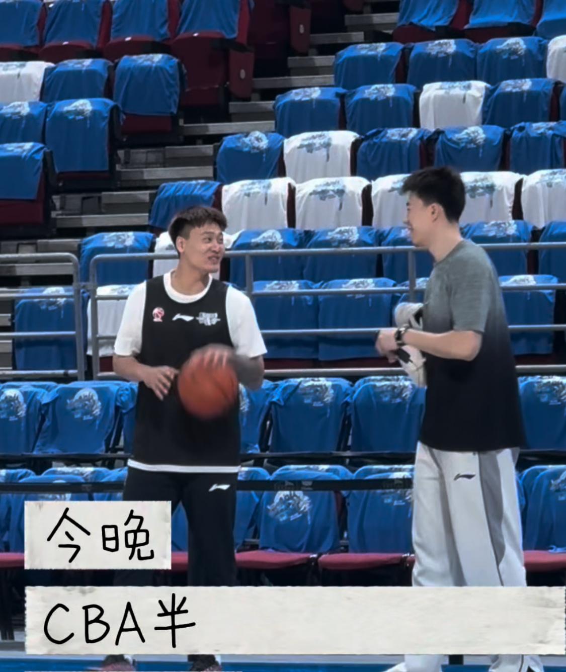 京沪半决赛G3大战今晚打响，上海久事男篮赛前强化外线投射训练，卢伟指导也动员大家