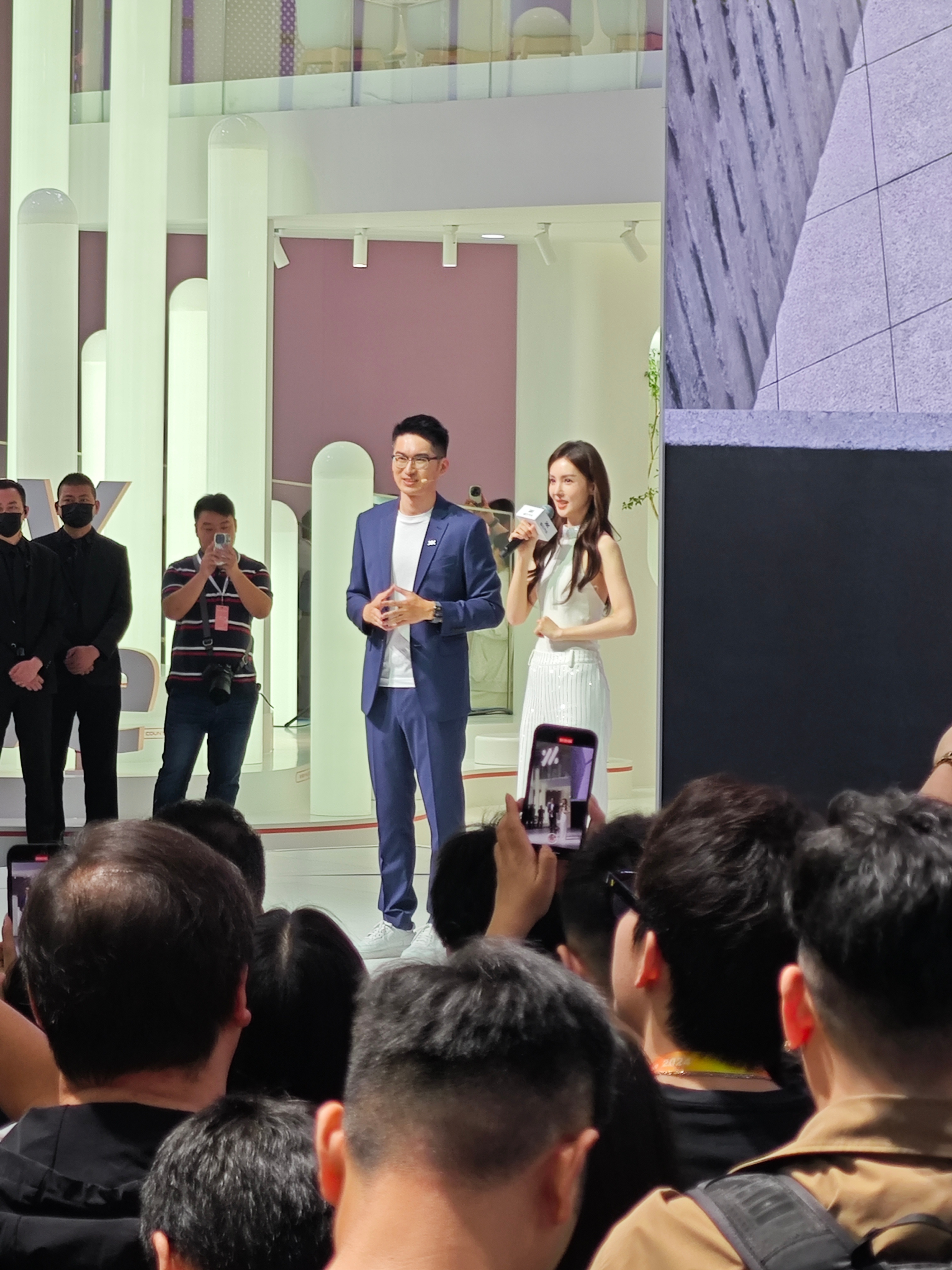 在智己展台抓到金晨了，有点瘦有点好看[嘻嘻][嘻嘻]  ​​​