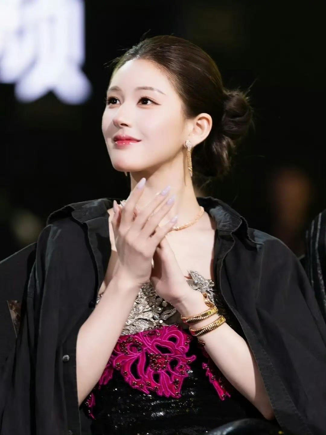 宋佳没想到，倪妮没想到，连虞书欣都万万想不到，星光熠熠的盛典上，赵露思以95后的