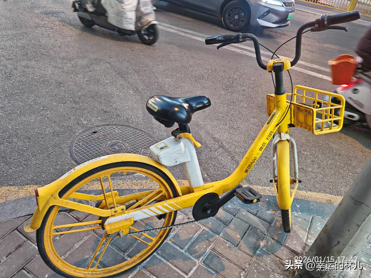 我连个小黄车都舍不得扫，
啥毛病啊？
有工作，
且还行，
家里也有那么些钱，
跟