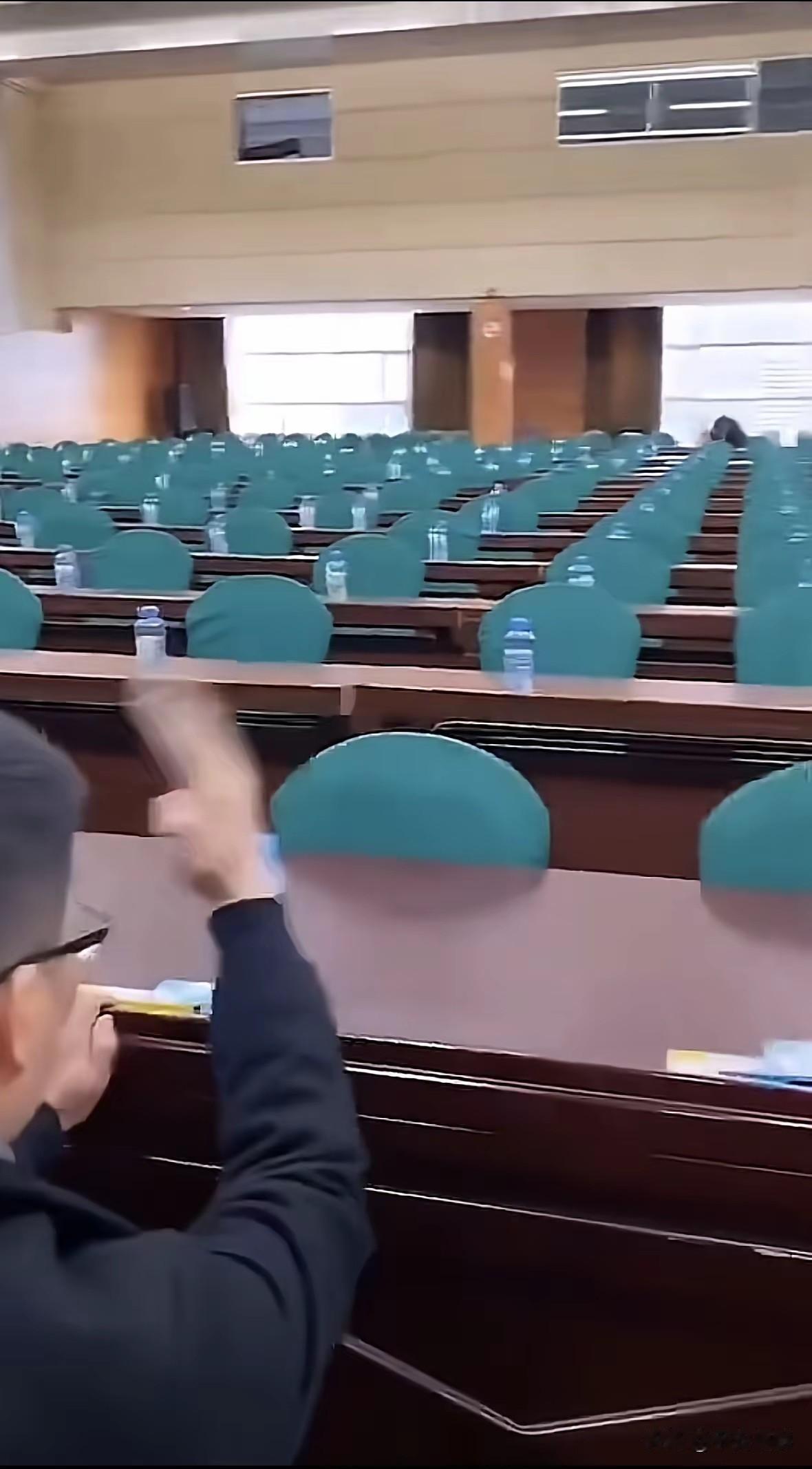 听说上次没摆正  渴死了不少[尬笑]
所以这次 领导亲自提前进入会场布置监督  