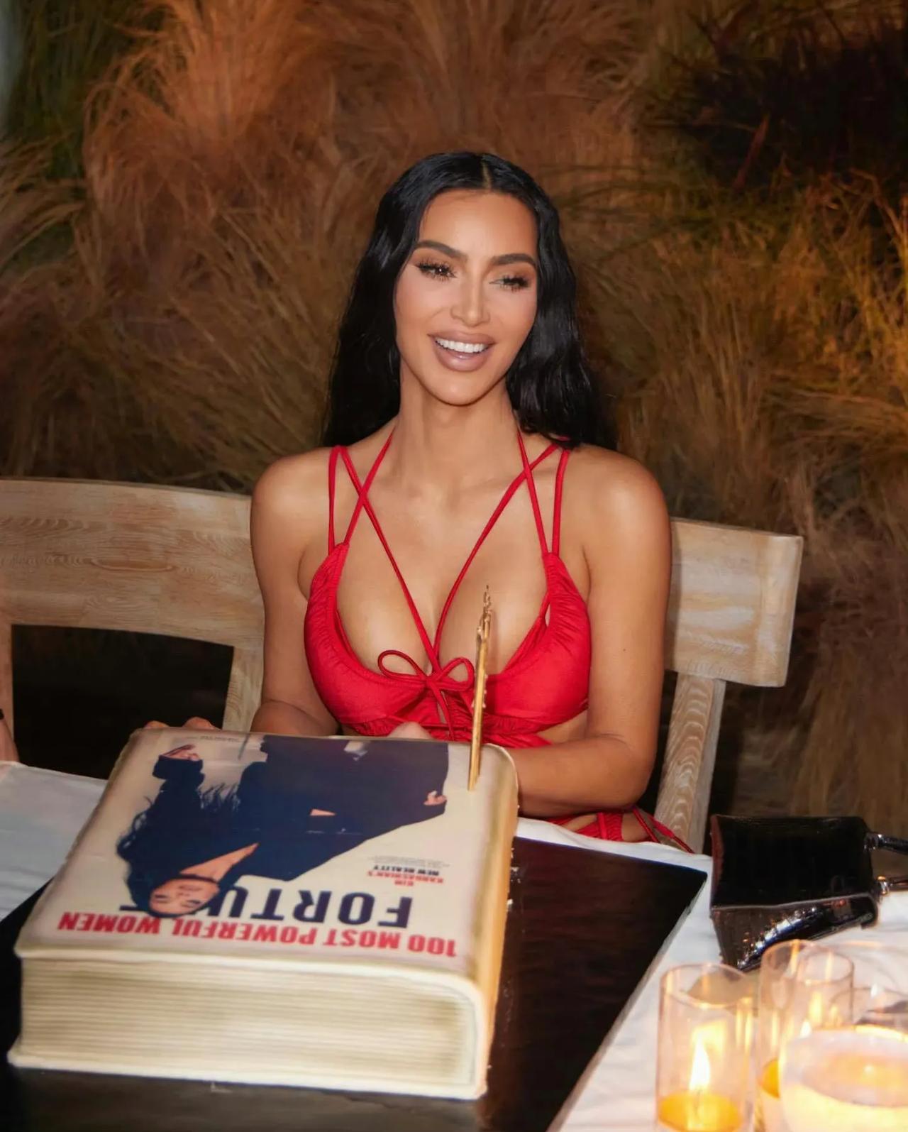 #如何评价卡戴珊# 金·卡戴珊#kimkardashian43岁生日 ，一身红色