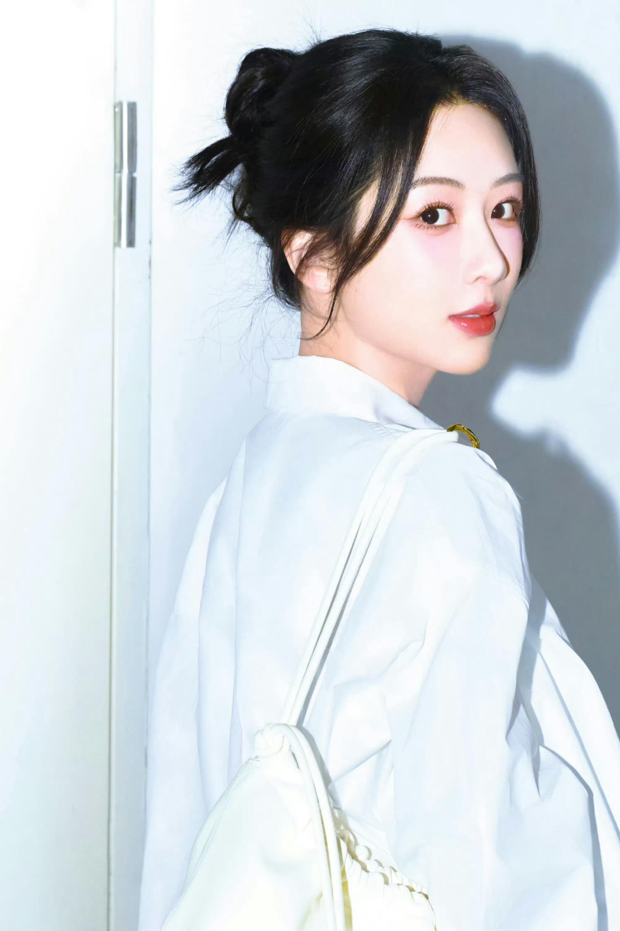 宝宝恶女 软萌奶音裹着小坏心思，肉手揪揪衣角又偷偷做鬼脸。眼底藏着狡黠星光，犯错