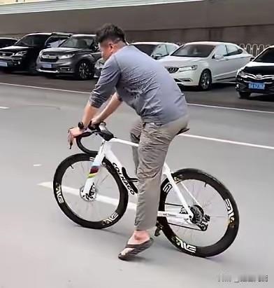 作为骑行爱好者的李金羽，又买了辆豪车，不是豪华汽车，是豪华自行车[大笑][大笑]