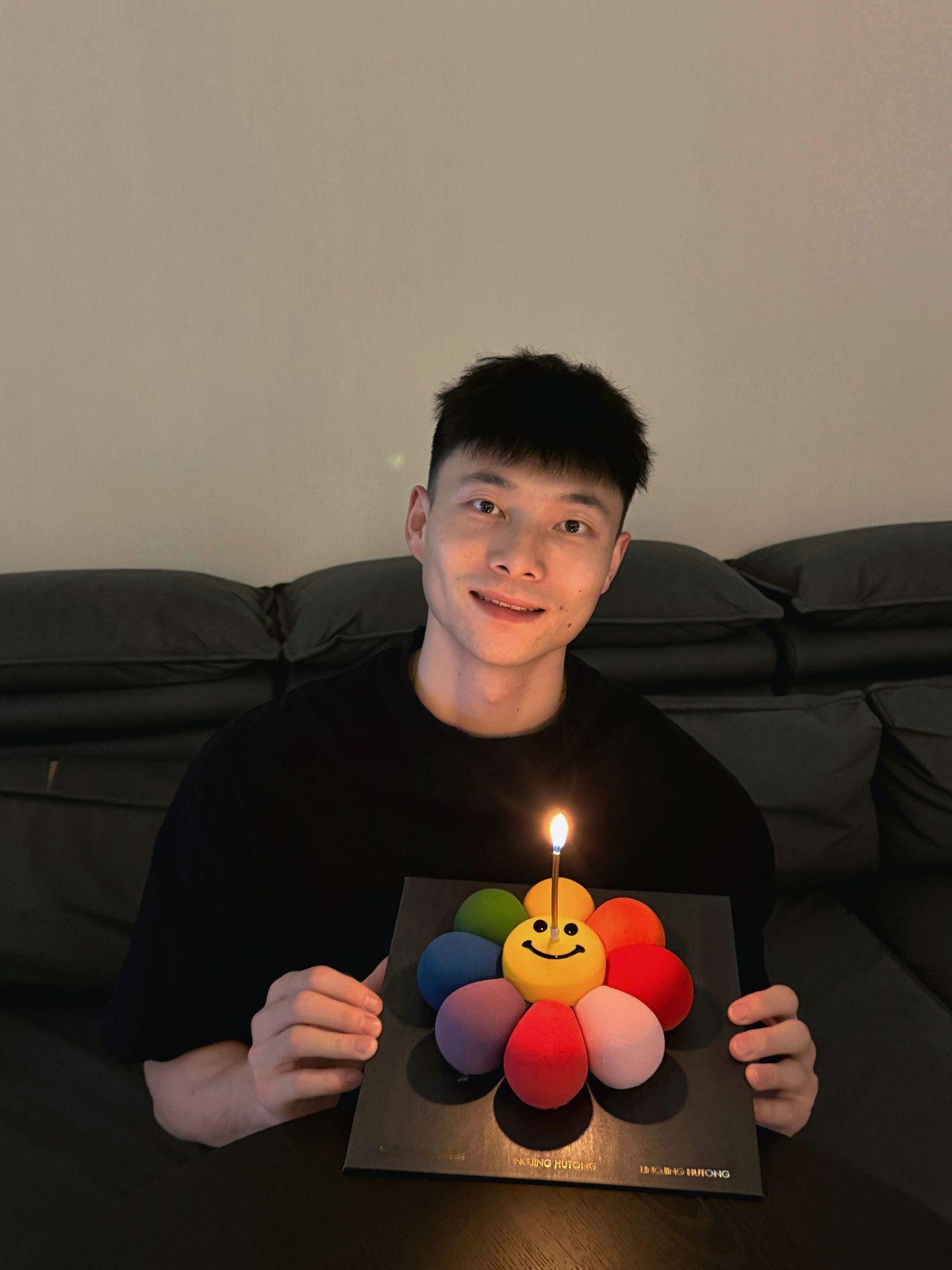 鄢手骐冲你笑了一个，生日快乐。鄢手骐辽宁男篮