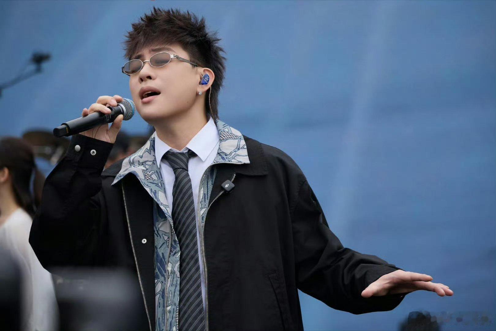  直播舞台实力对决，恭喜胡彦斌凭借出色演唱率先晋级，两位歌手都献上了超棒的舞台！
