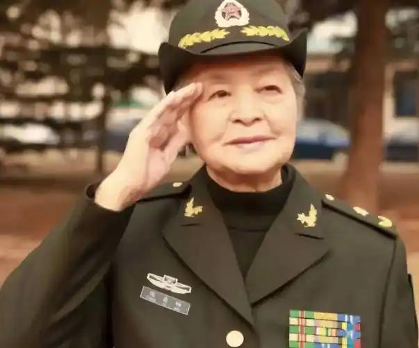 2008年的汶川地震，成都军区某位军长，猛的从凳子上站了起来，厉声训斥一名手下：