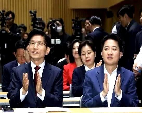 金文洙这波操作你服不服？上个月他还在拼死抵抗韩德洙的