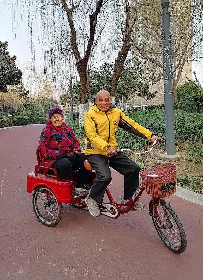 看哭了！95岁奶奶坐三轮车回家，不料老伴体力不支骑不动，他们抱着试一试的心态，拦