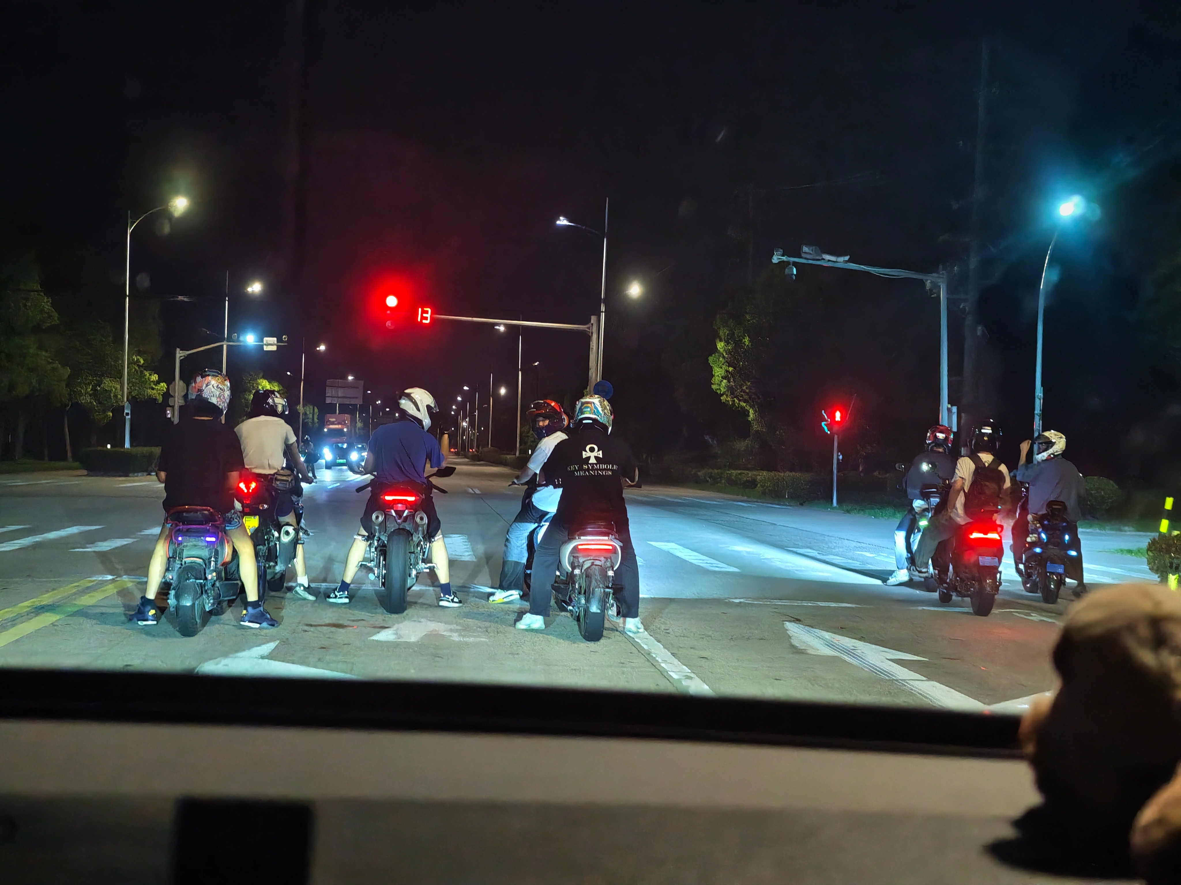 少年们请合法上路！安全第一啊！ 