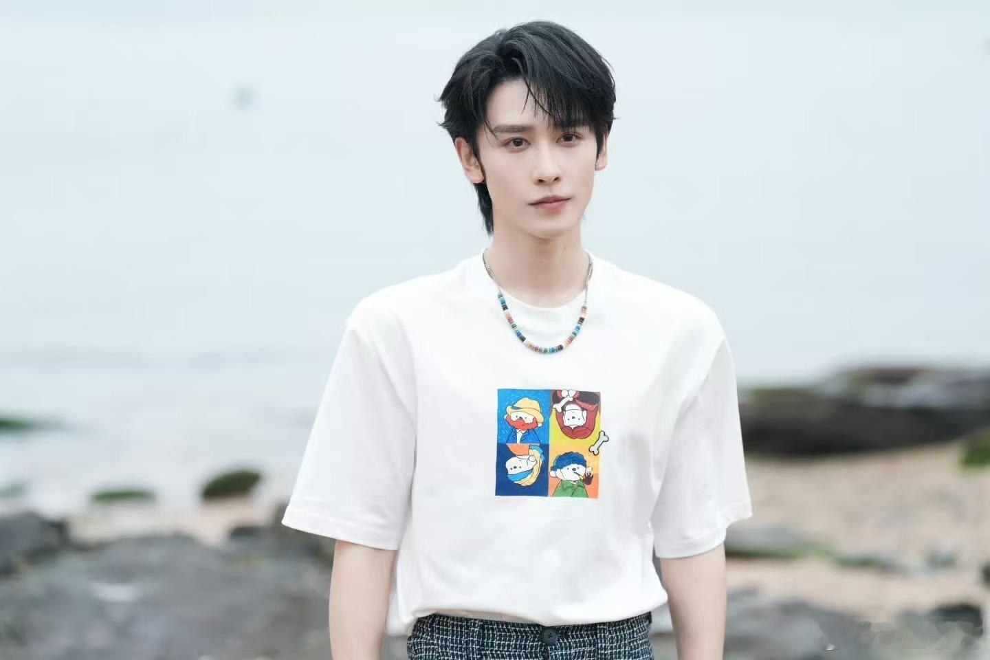 谁来管管短剧演员的出发图很难想象这只是出行随手拍摄的物料，不管是服装搭配、场景选