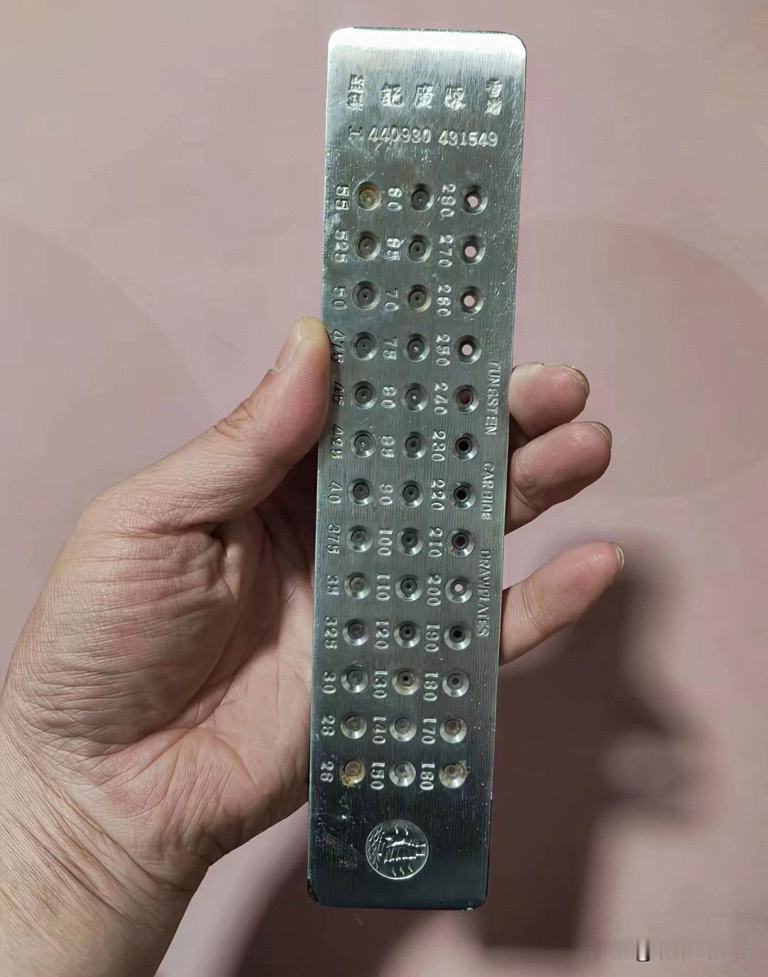 你猜我在垃圾桶里翻出个啥玩意儿？

一块不锈钢片，还挺厚实，拿在手里沉甸甸的。