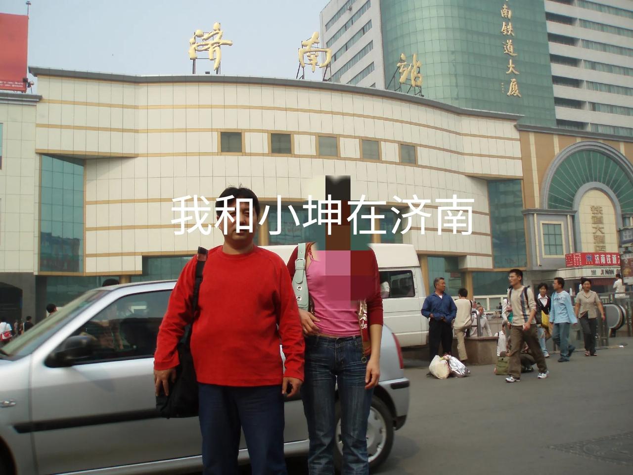 我今天晚上有一个酒局，我招待我们营战友五家十口，找了一坛子古井贡，2.5斤的。得