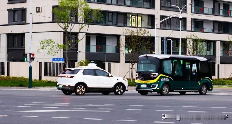 停工停薪 百亿智驾独角兽倒下了 曾经风光无限的毫末智行，如今却走向停摆。2025