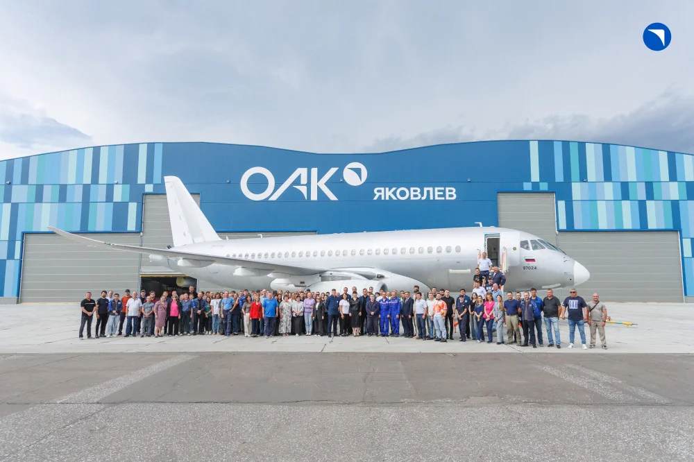 俄罗斯ssj-100客机在共青城完成试飞