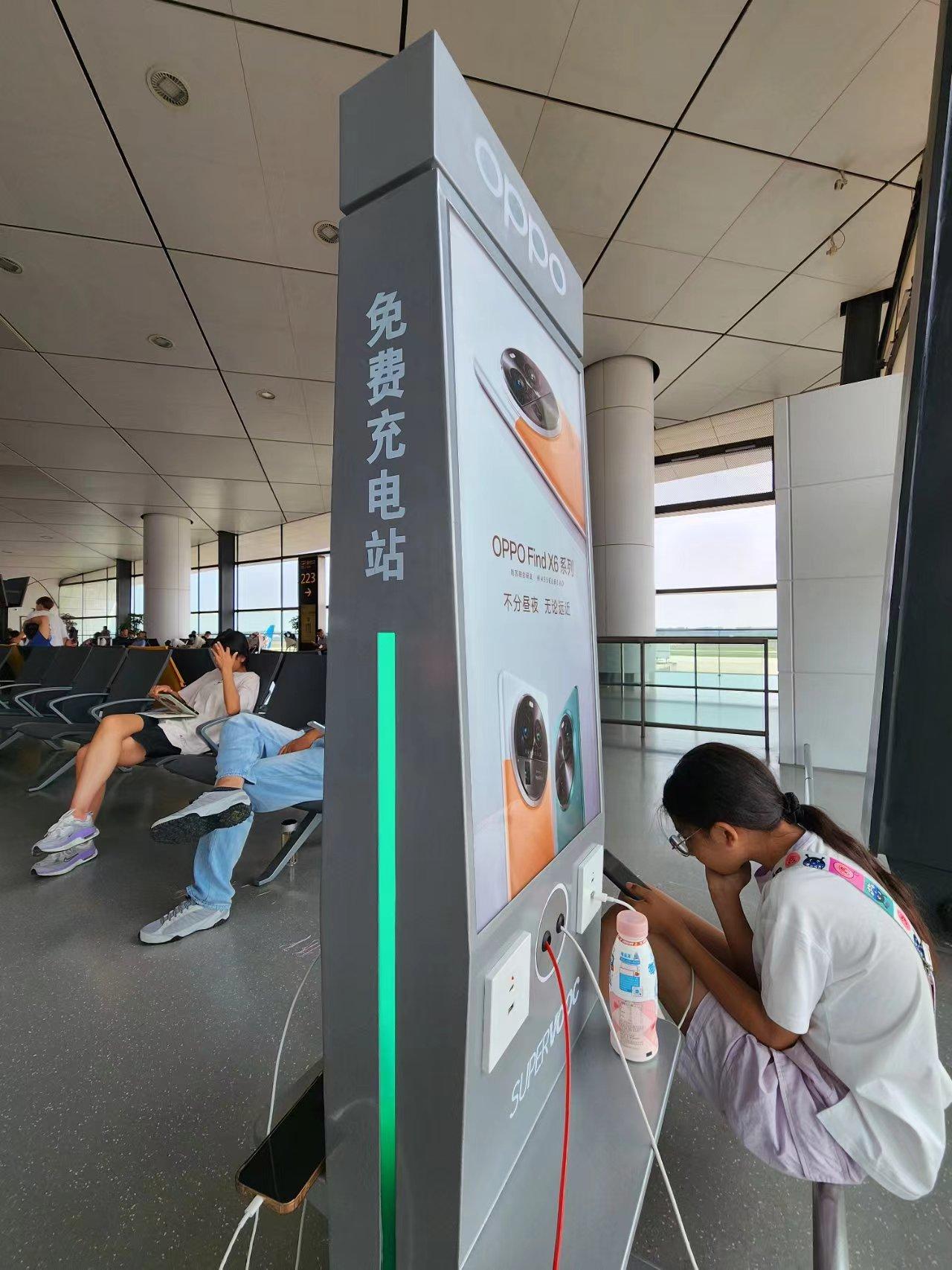 建议友商赶紧跟上！看到有网友说，在高铁站看到有OPPO的免费充电站，而且还是支持