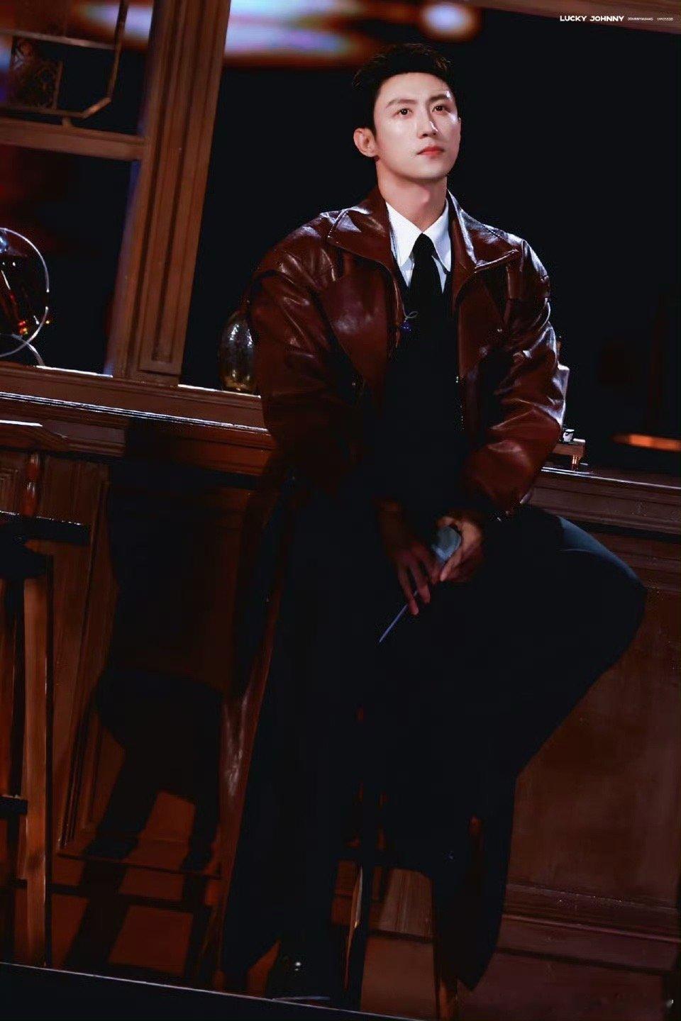 湖南卫视跨年演唱会黄景瑜话筒没声音的反应黄景瑜这反应速度完全神级来的，就算话筒掉