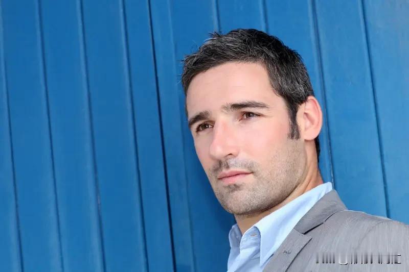 30岁男人没钱，最大的悲哀或许是在面对生活时的无力感。就像我朋友，30岁了还租着