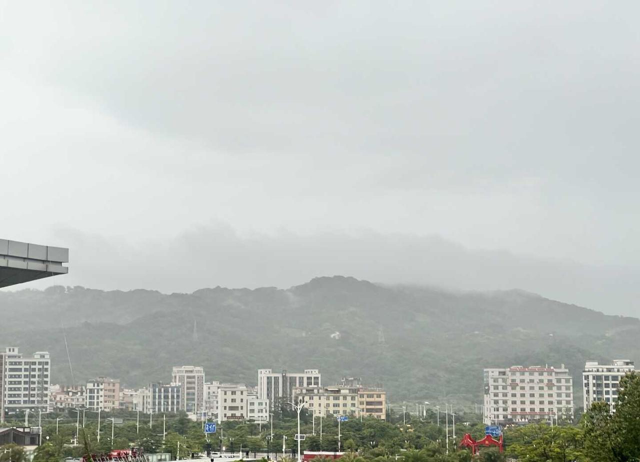 广东大暴雨天如何体面地出门
湿度100%
下一整天的雨
下雨天出门 阴雨绵绵的天