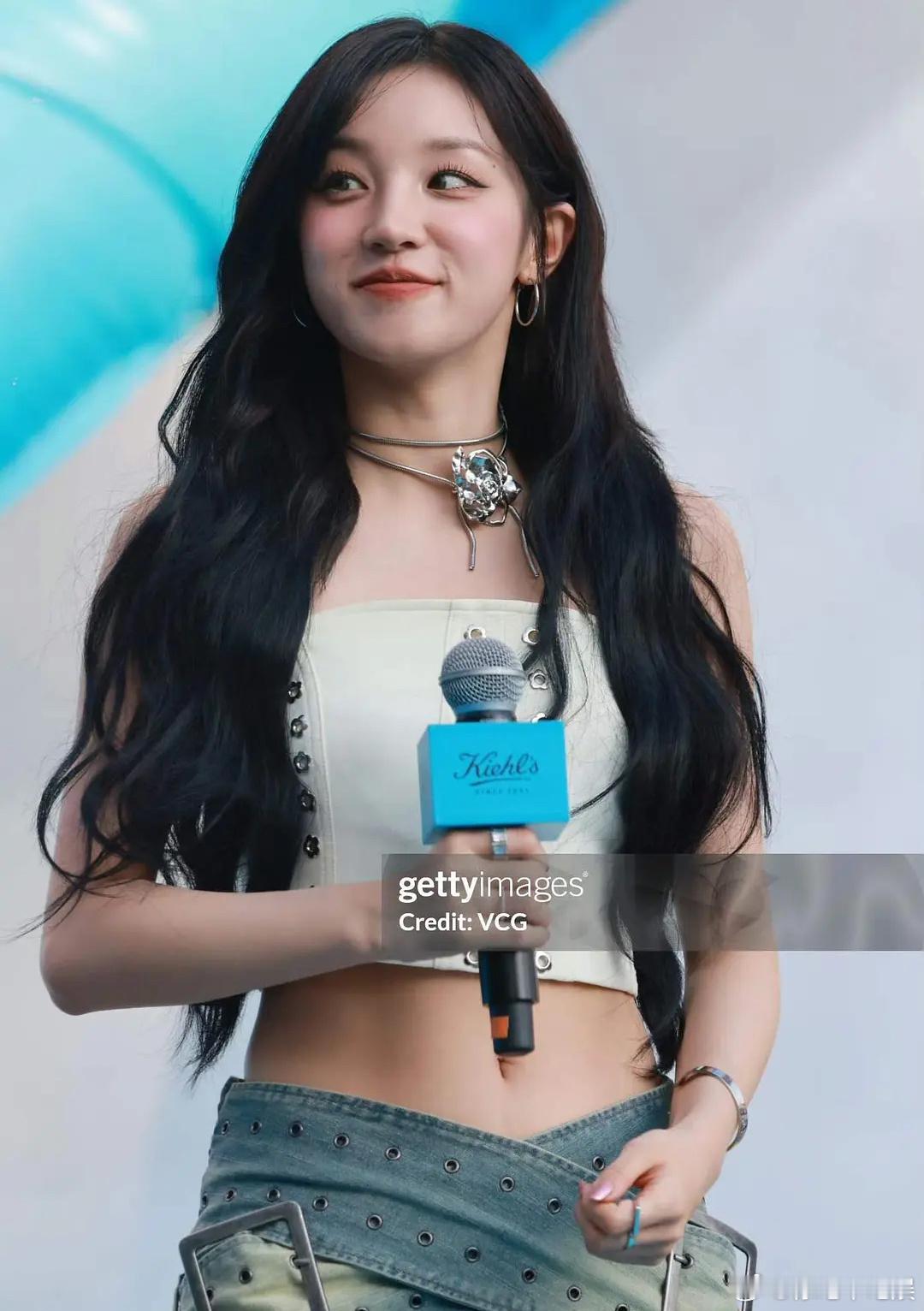 宋雨琦和卢昱晓貌似宋雨琦的气场更大一些 ​​​